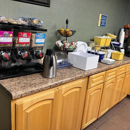 Days Inn By Wyndham Cedar Falls- University Plaza Eksteriør billede