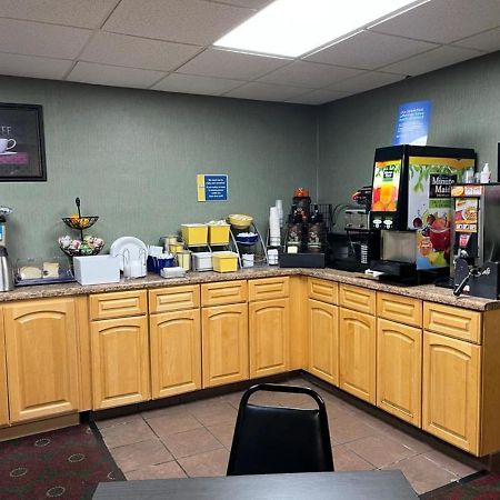 Days Inn By Wyndham Cedar Falls- University Plaza Eksteriør billede