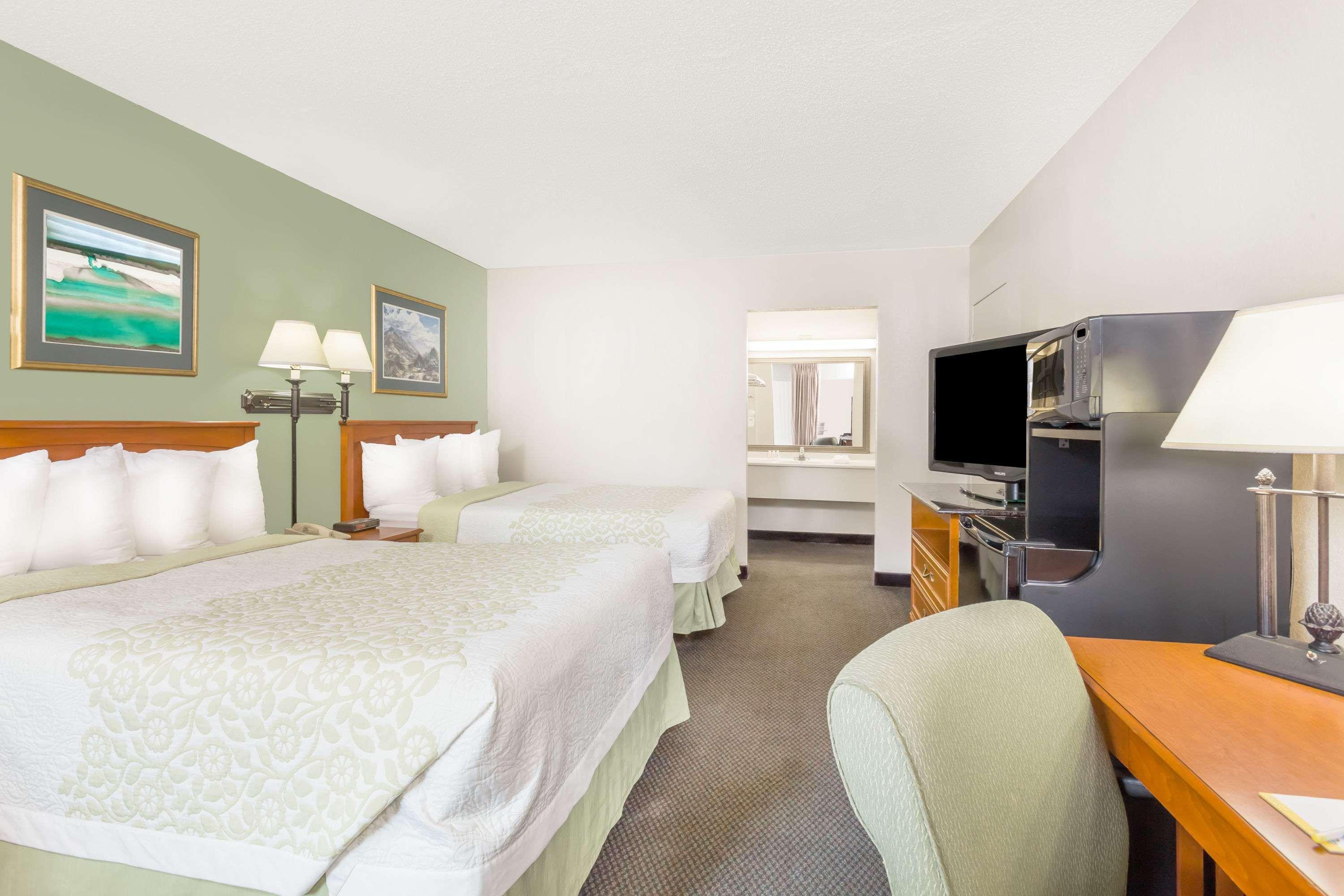 Days Inn By Wyndham Cedar Falls- University Plaza Eksteriør billede