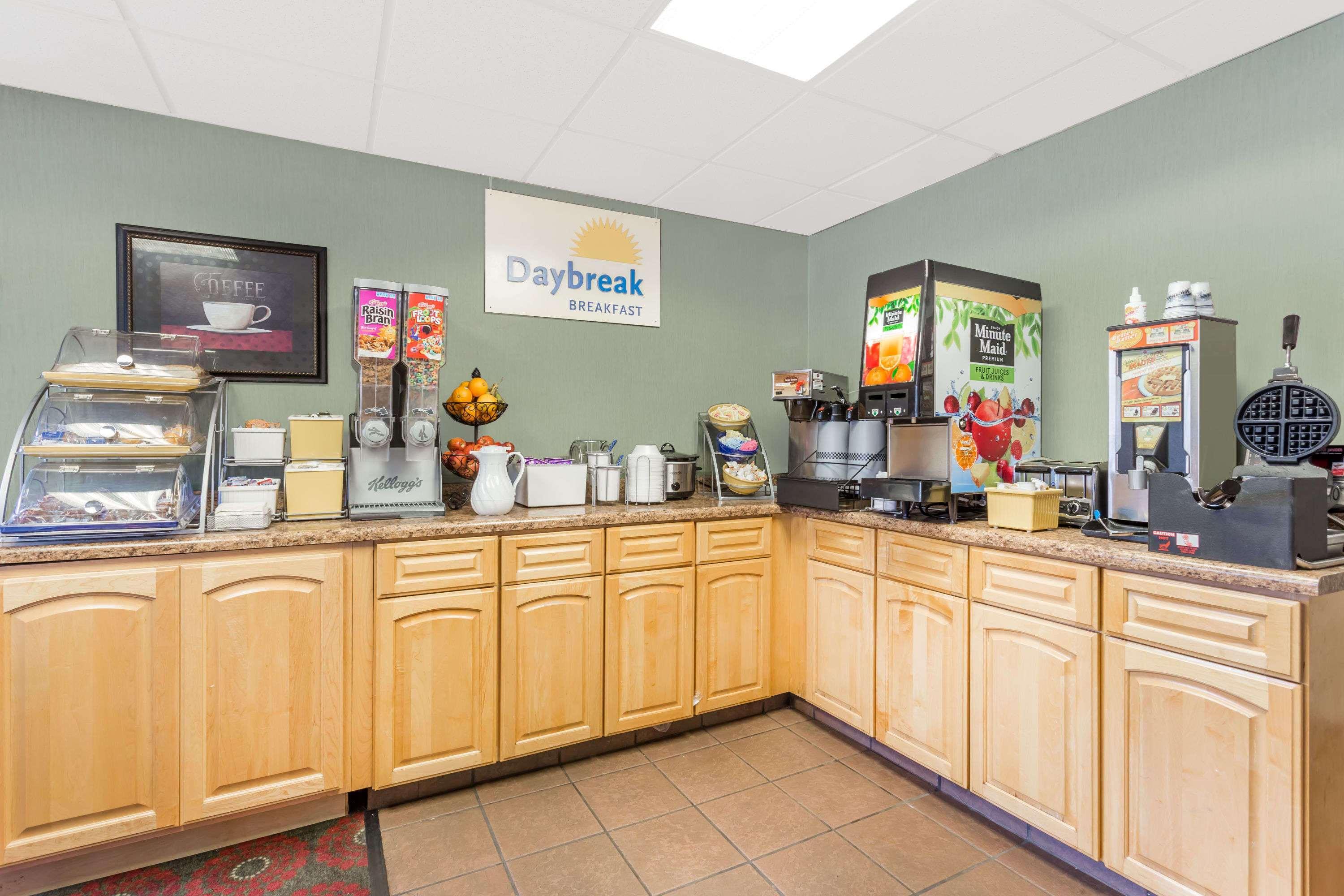 Days Inn By Wyndham Cedar Falls- University Plaza Eksteriør billede