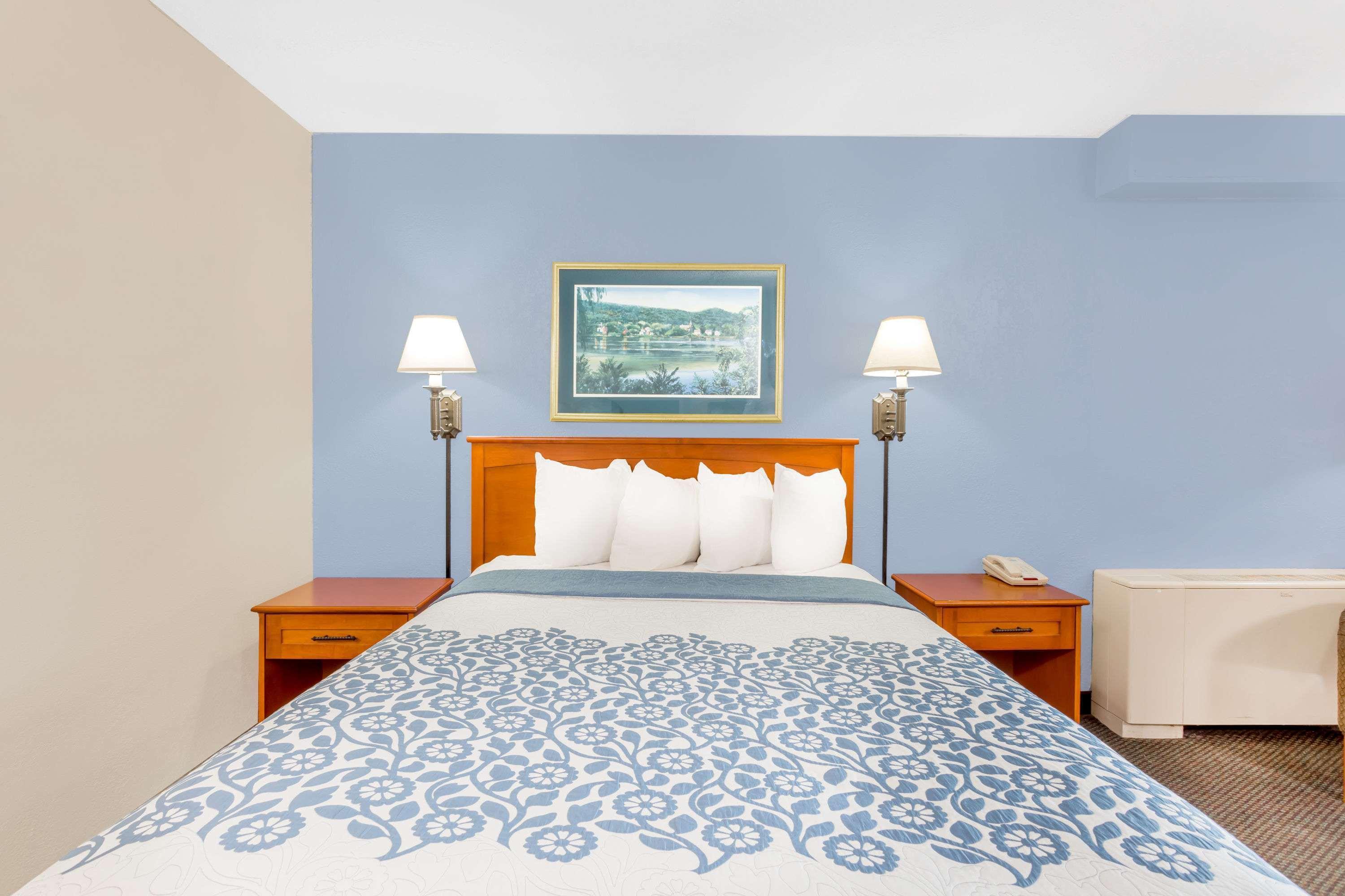 Days Inn By Wyndham Cedar Falls- University Plaza Eksteriør billede