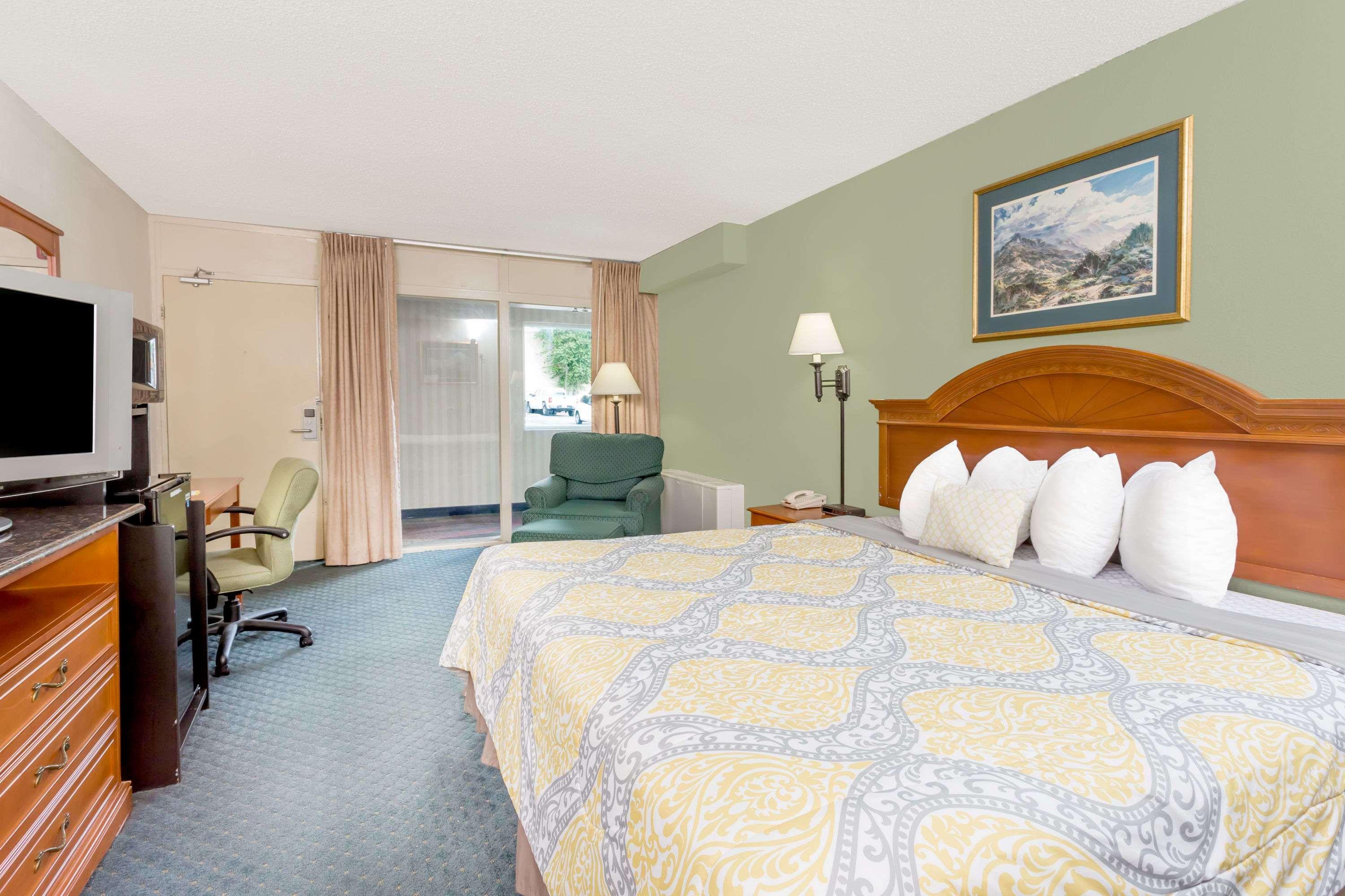 Days Inn By Wyndham Cedar Falls- University Plaza Eksteriør billede