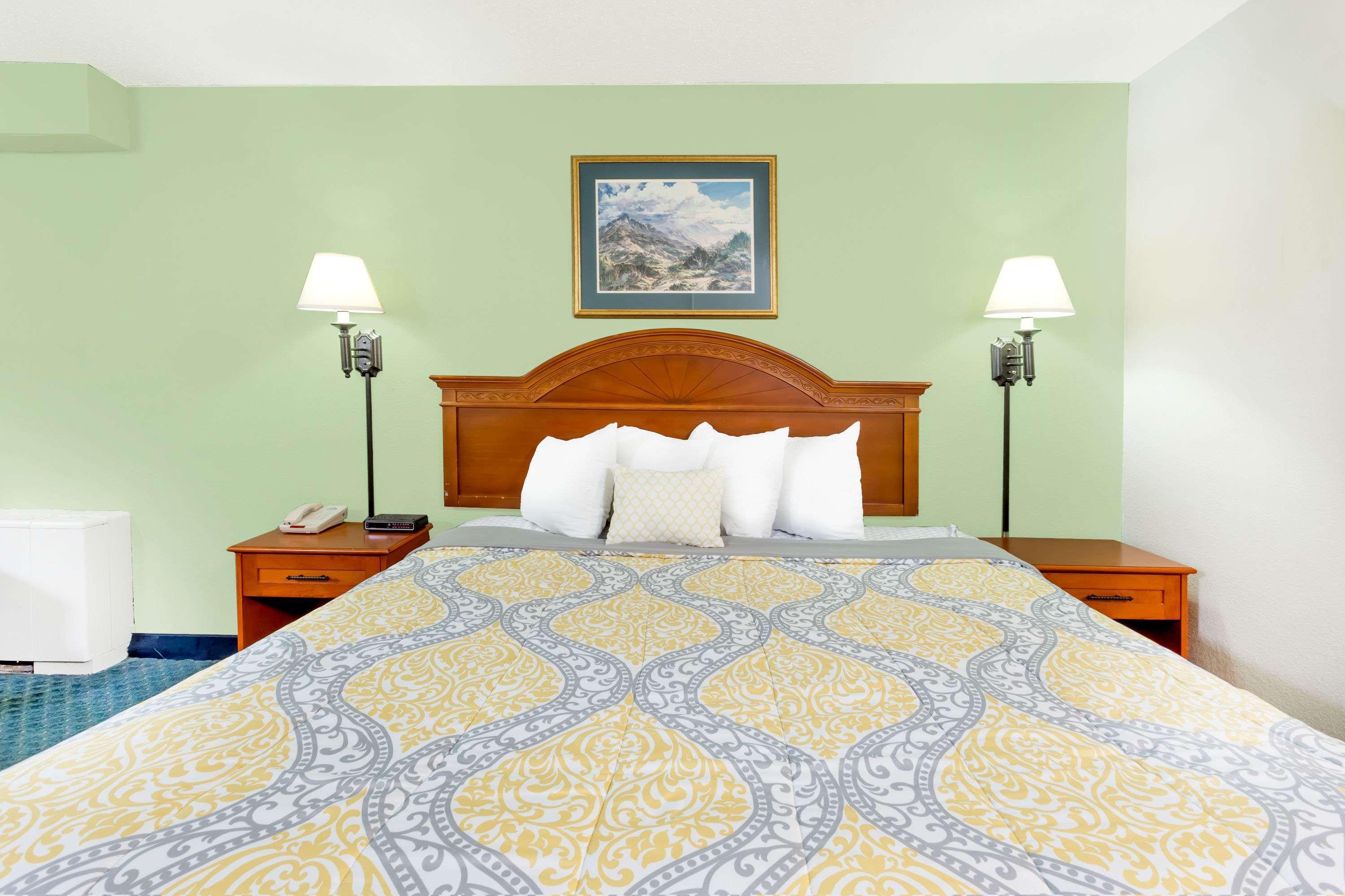 Days Inn By Wyndham Cedar Falls- University Plaza Eksteriør billede