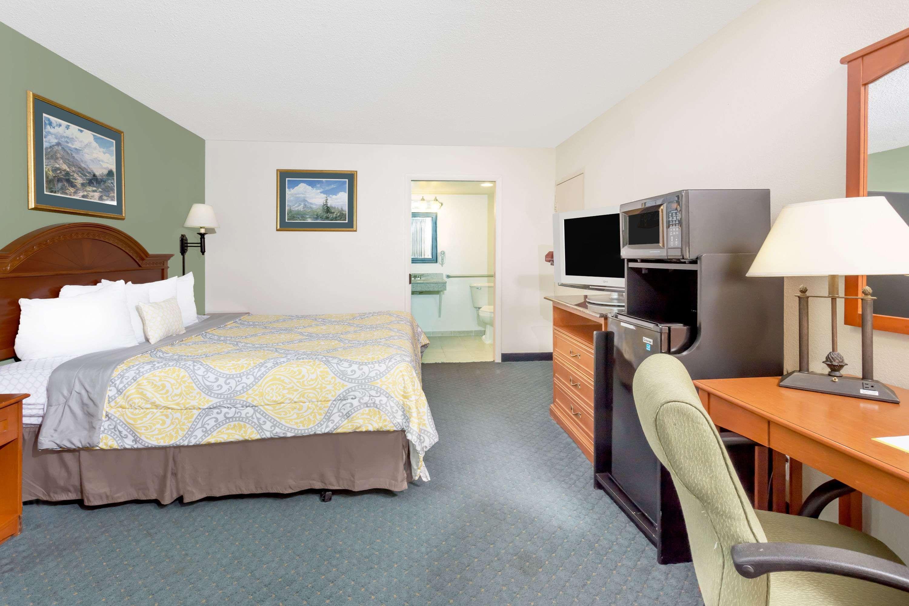 Days Inn By Wyndham Cedar Falls- University Plaza Eksteriør billede