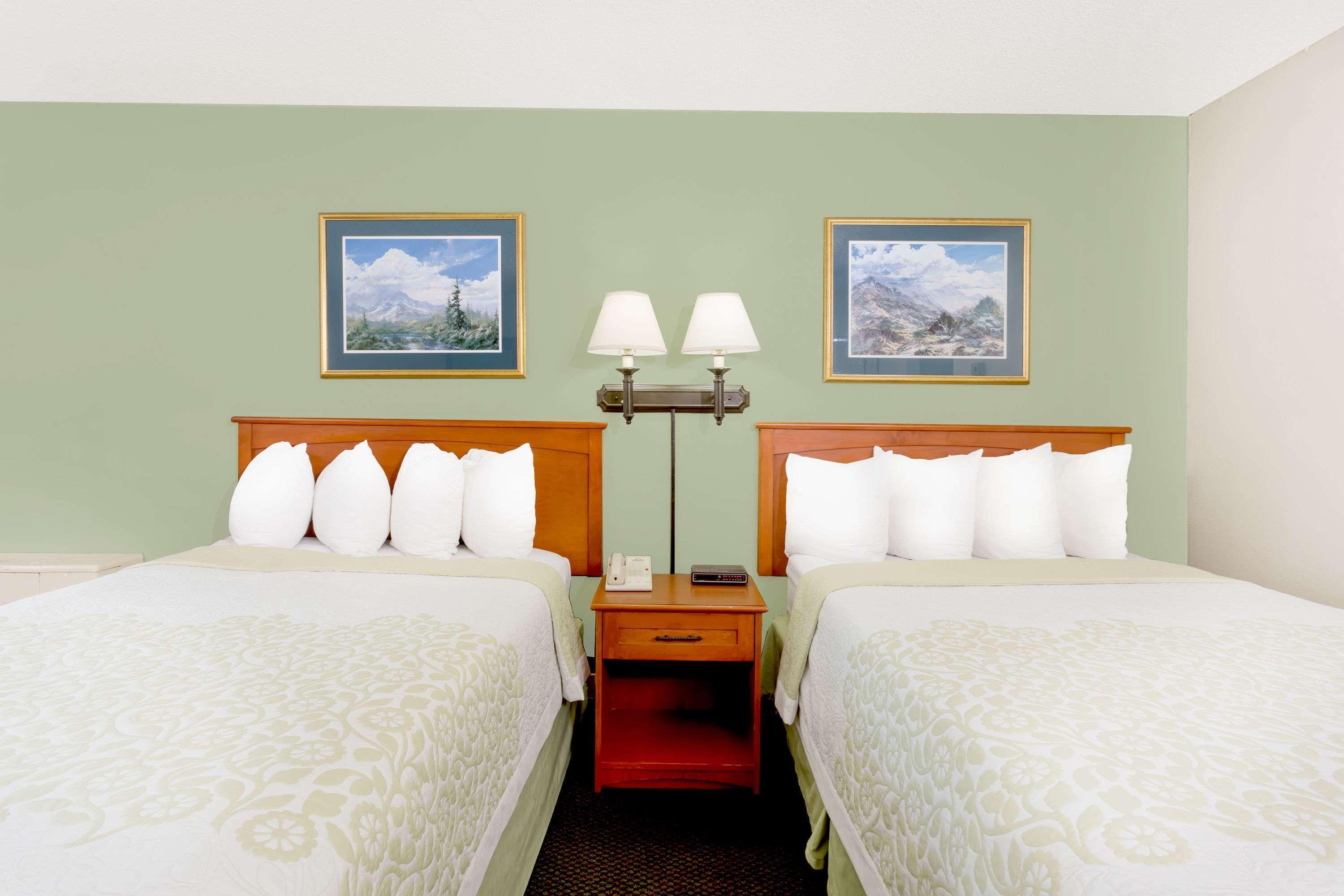 Days Inn By Wyndham Cedar Falls- University Plaza Eksteriør billede