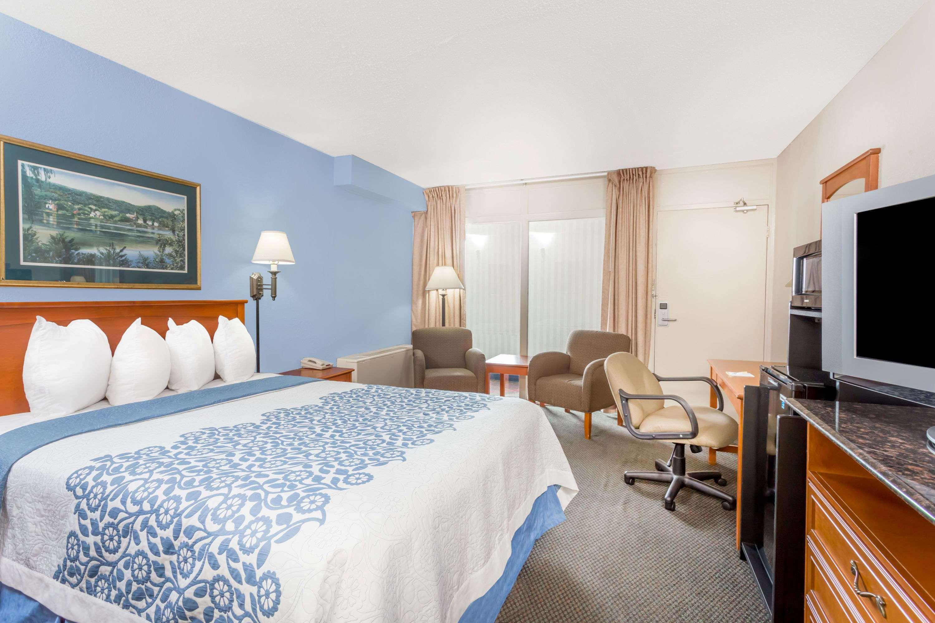 Days Inn By Wyndham Cedar Falls- University Plaza Eksteriør billede