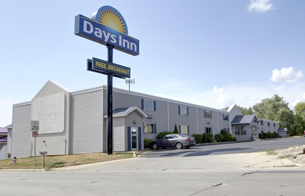 Days Inn By Wyndham Cedar Falls- University Plaza Eksteriør billede