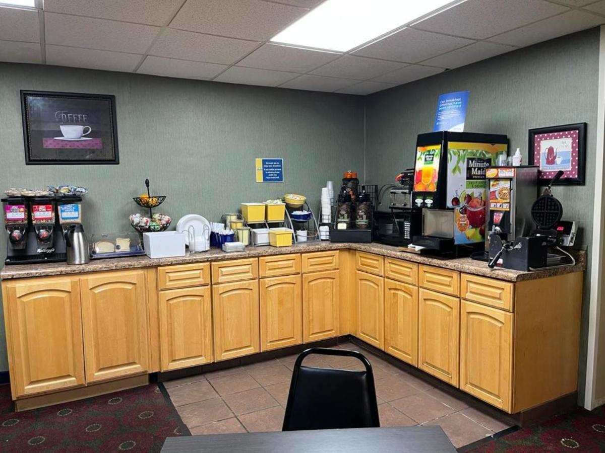 Days Inn By Wyndham Cedar Falls- University Plaza Eksteriør billede