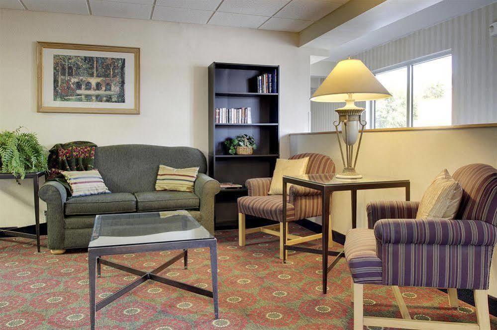 Days Inn By Wyndham Cedar Falls- University Plaza Eksteriør billede