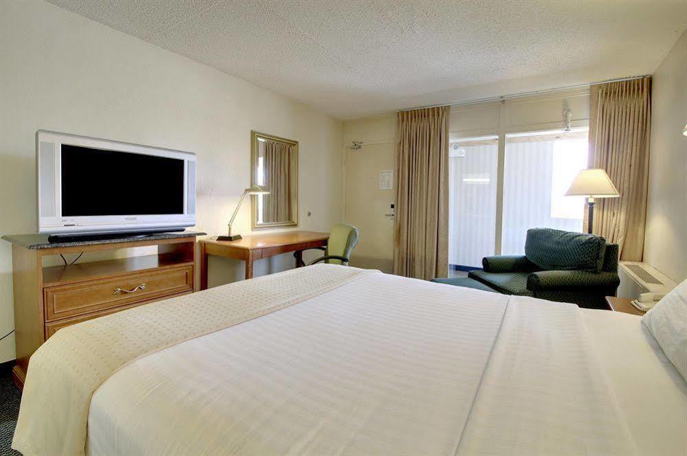 Days Inn By Wyndham Cedar Falls- University Plaza Eksteriør billede