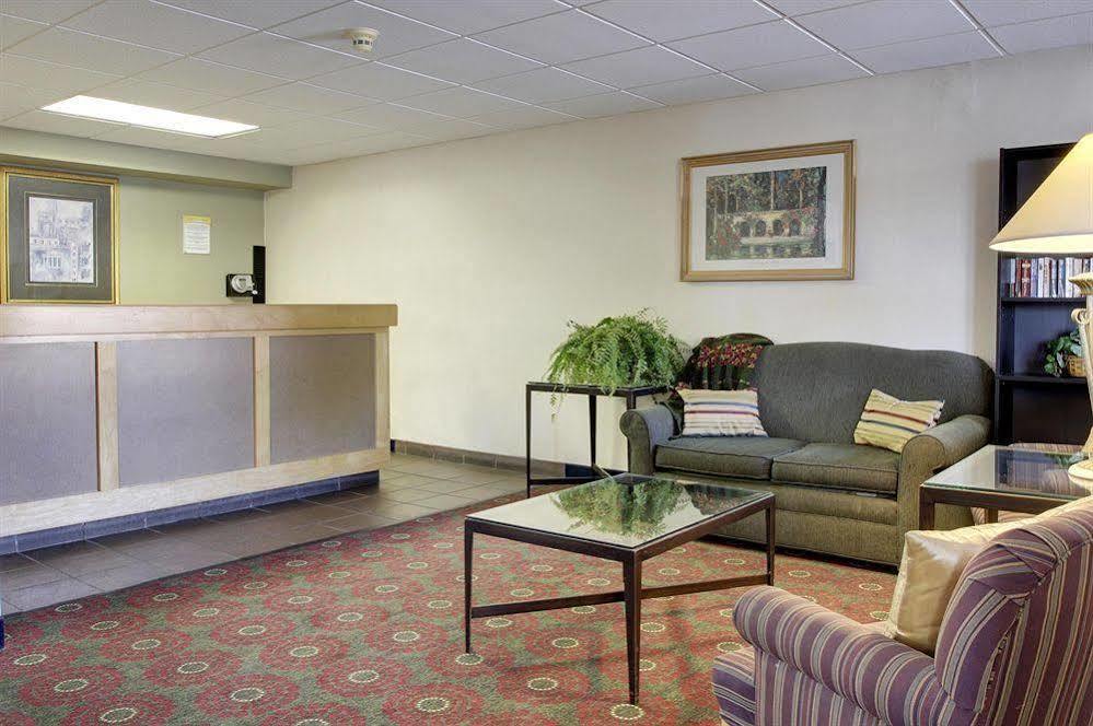 Days Inn By Wyndham Cedar Falls- University Plaza Eksteriør billede