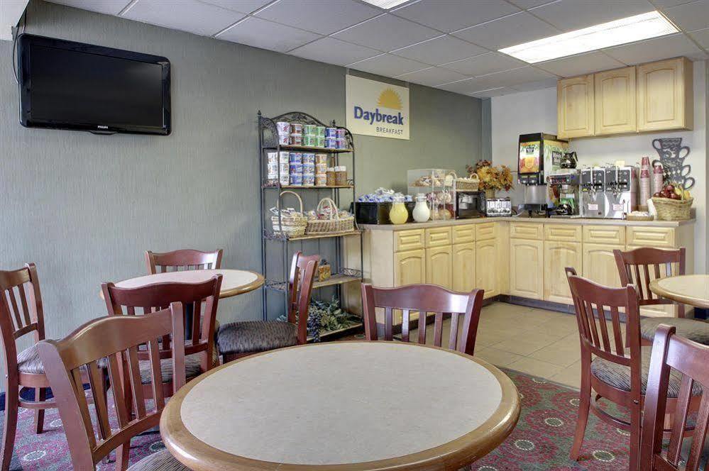 Days Inn By Wyndham Cedar Falls- University Plaza Eksteriør billede