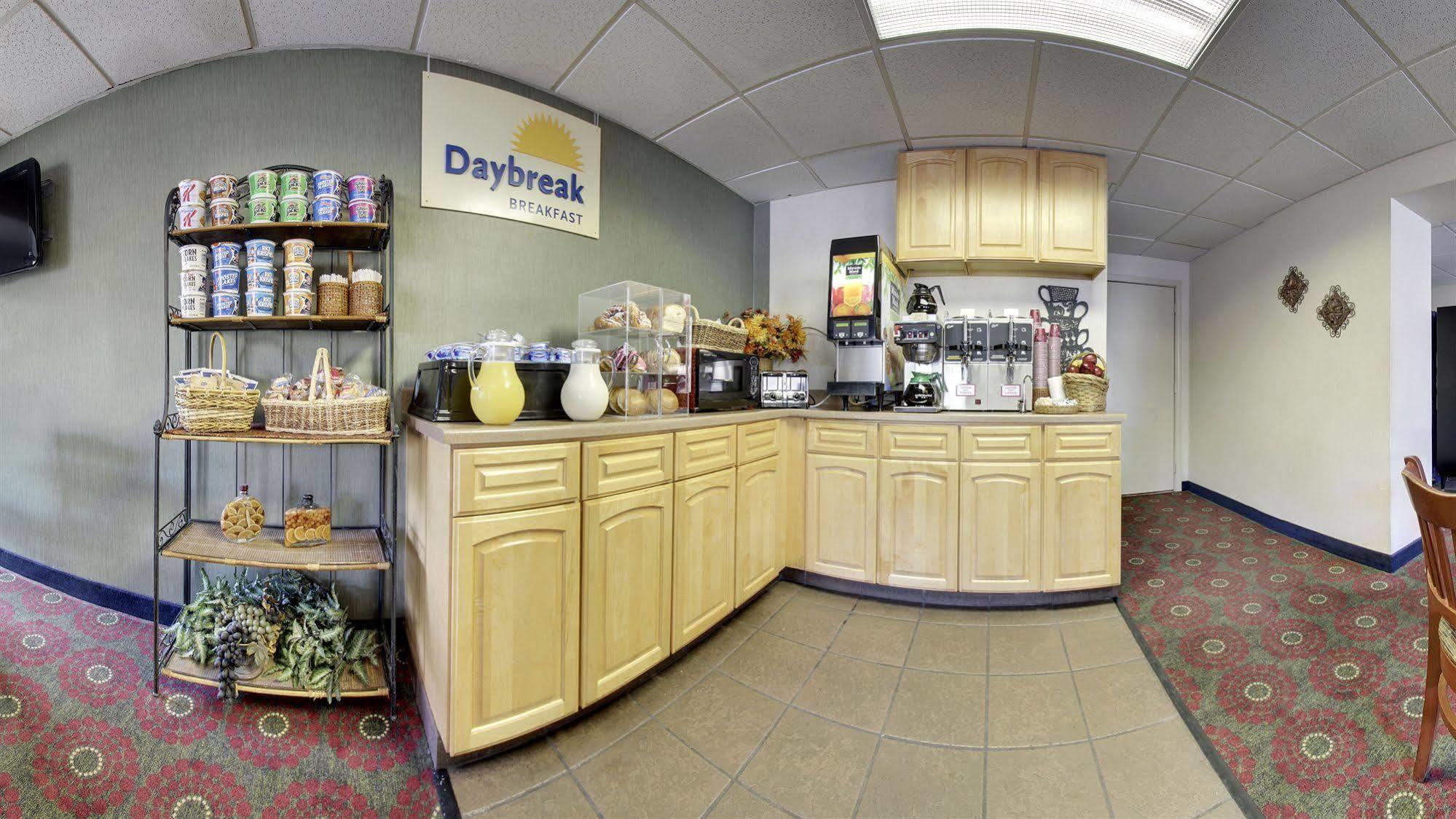 Days Inn By Wyndham Cedar Falls- University Plaza Eksteriør billede