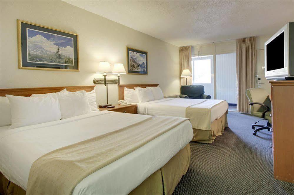 Days Inn By Wyndham Cedar Falls- University Plaza Eksteriør billede
