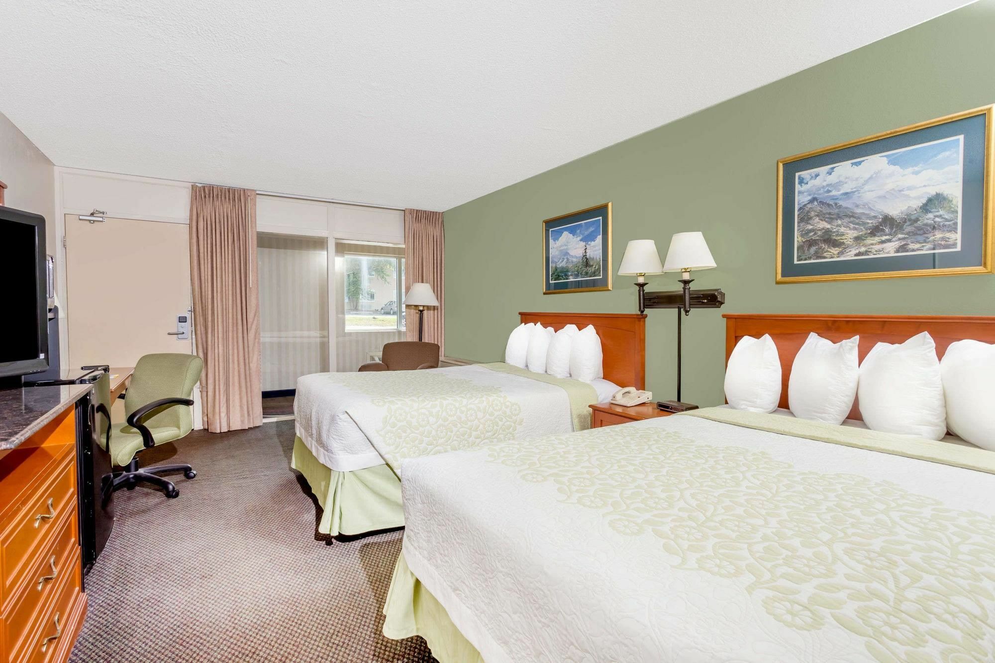 Days Inn By Wyndham Cedar Falls- University Plaza Eksteriør billede